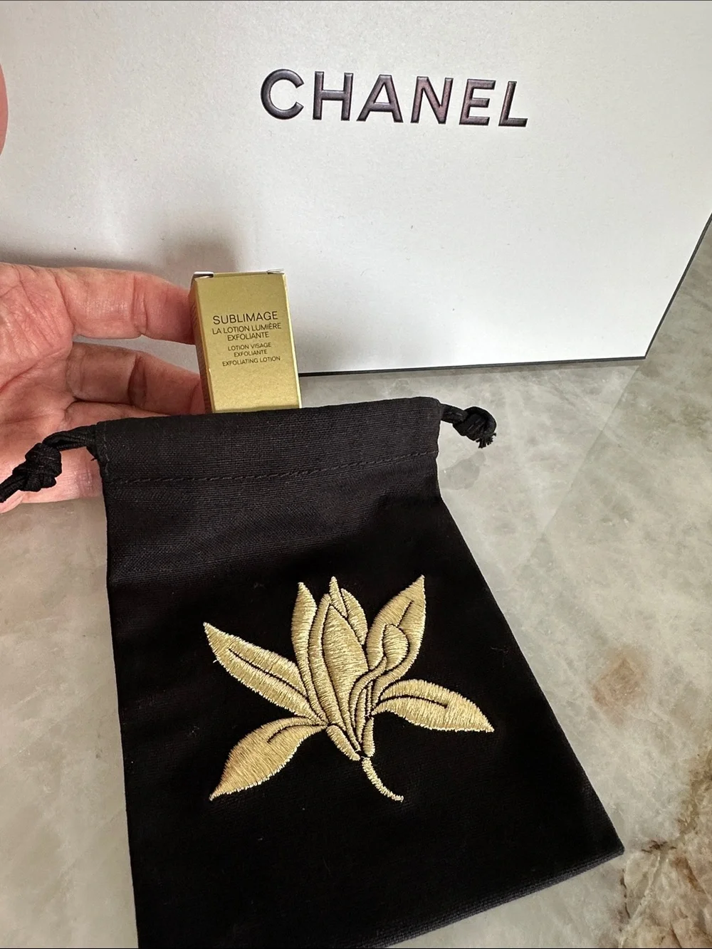 Chanel Sublimage La Lotion Lumière Exfoliante - 10 ml Gold & Black l travel bag
